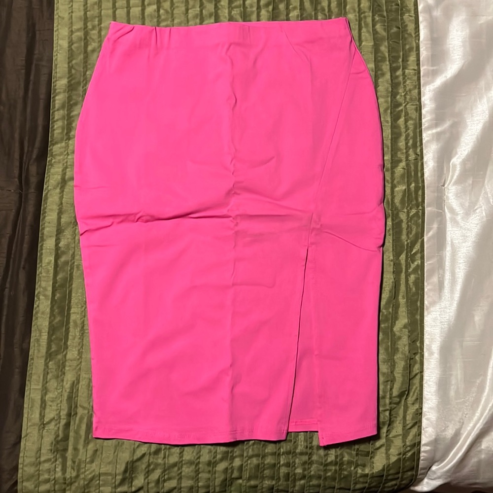 Knee length pencil skirt with slit